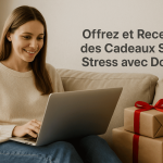 Femme souriante utilisant un ordinateur portable pour créer une liste de cadeaux sur Dokaly.fr, entourée de cadeaux emballés.